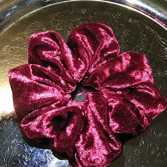 💖NEW BEAUTIFUL VELVET WINE COLORED SCRUNCHIE - Picture 2 of 3